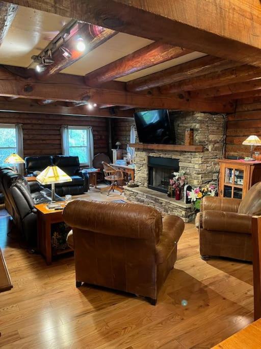 Acorn Resort A Unique Retreat Cabin, 13 Acres Land Bloomington Exteriör bild
